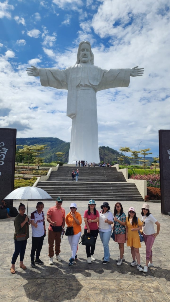 patung yesus bukit sibeabea samosir